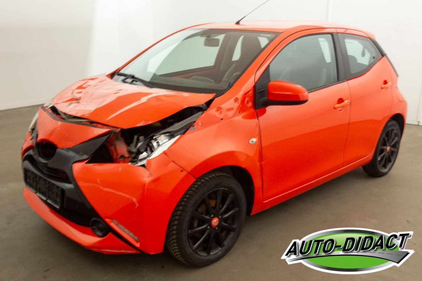 Toyota Aygo - 1.0 VVT-i Navi Airco x-play - AutoWereld.nl