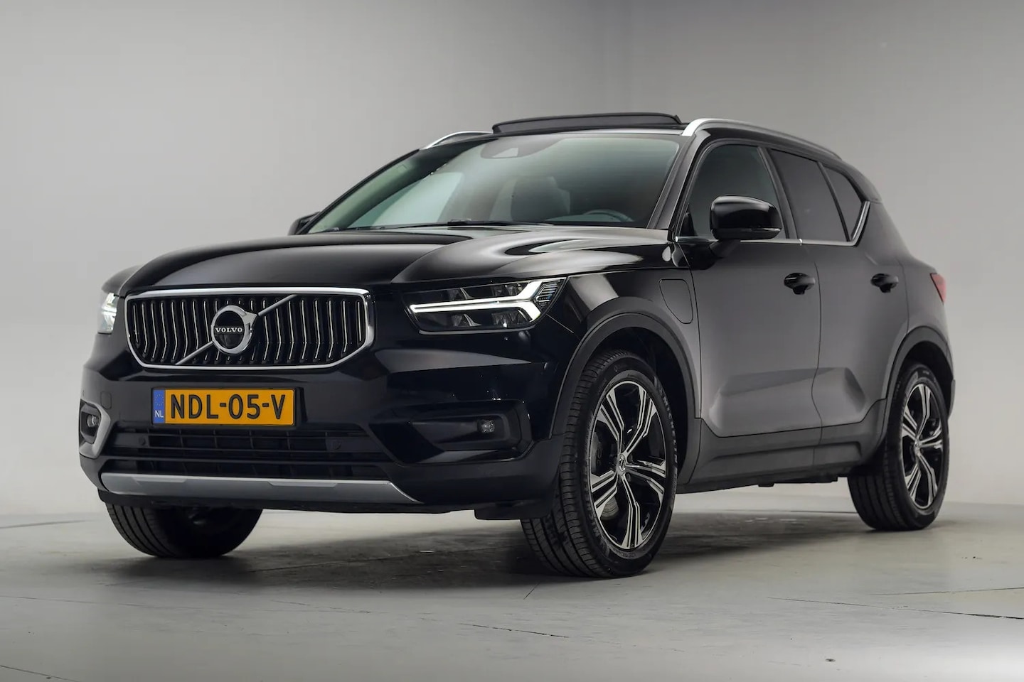 Volvo XC40 - T5 Recharge 262pk Momentum Pro [ Panorama Trekhaak Harman/Kardon ] - AutoWereld.nl