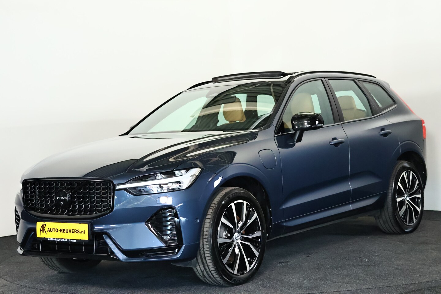 Volvo XC60 - 2.0 T8 Plug-in hybrid AWD Ultimate Dark / SOH 99% / Pano / B&W / HUD / Massage - AutoWereld.nl
