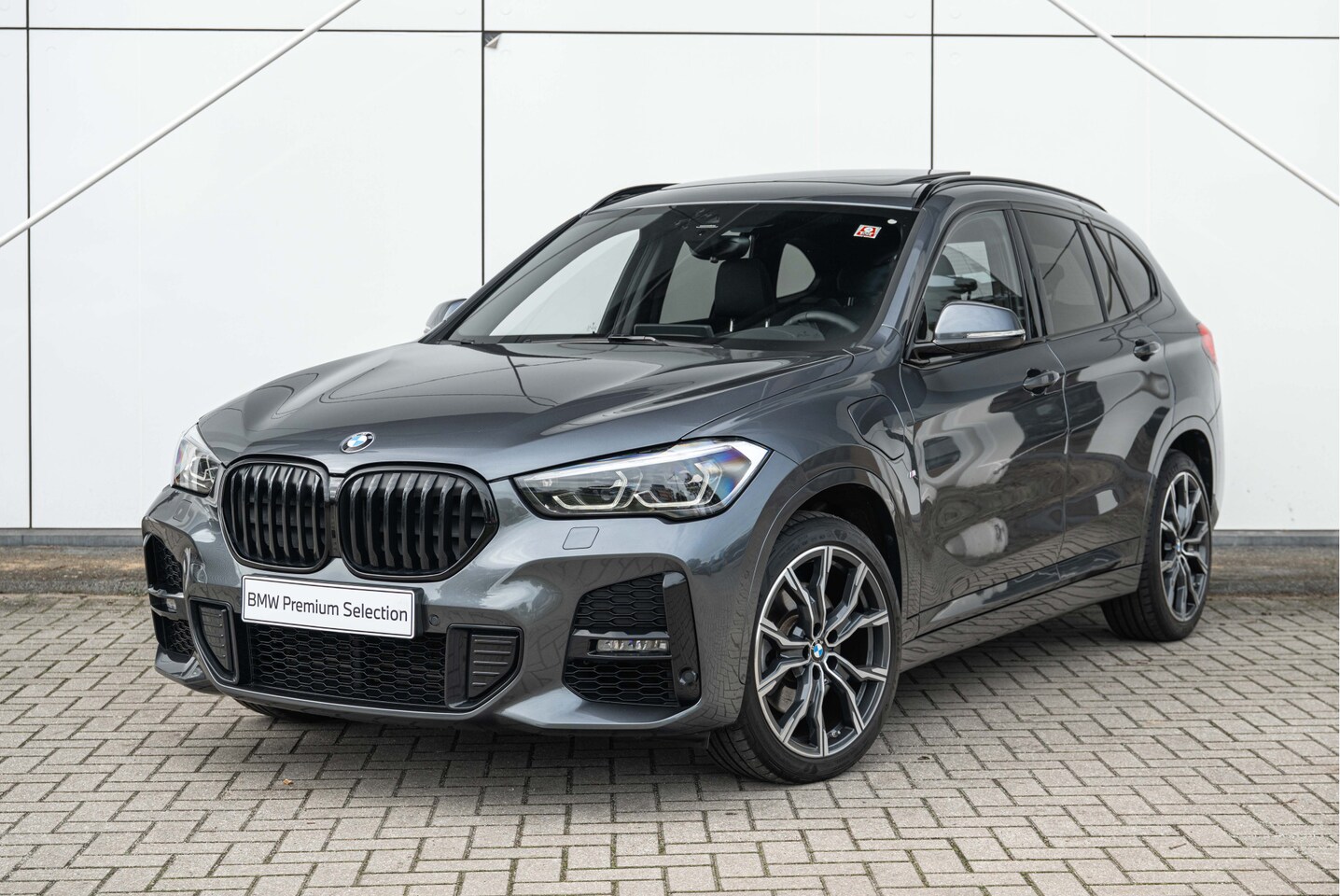 BMW X1 - xDrive25e M Sport Automaat / Panoramadak / Trekhaak / Sportstoelen / Head-Up / Achteruitri - AutoWereld.nl