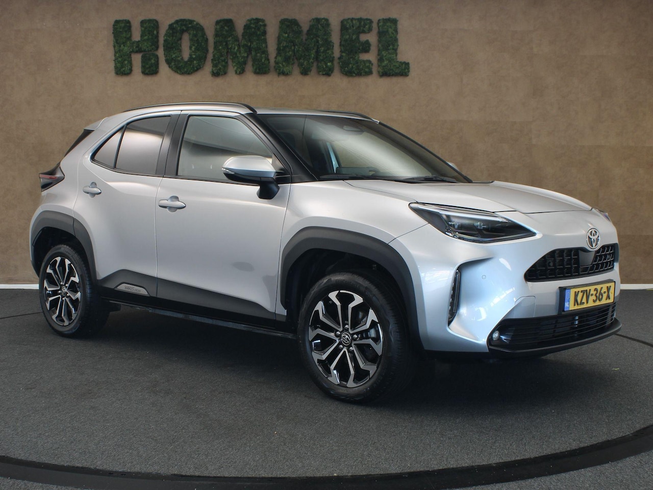 Toyota Yaris Cross - 1.5 Hybrid 115 Business Plus - NAVIGATIE - CAMERA - PARKEERSENSOREN VOOR/ ACHTER - CLIMATE - AutoWereld.nl