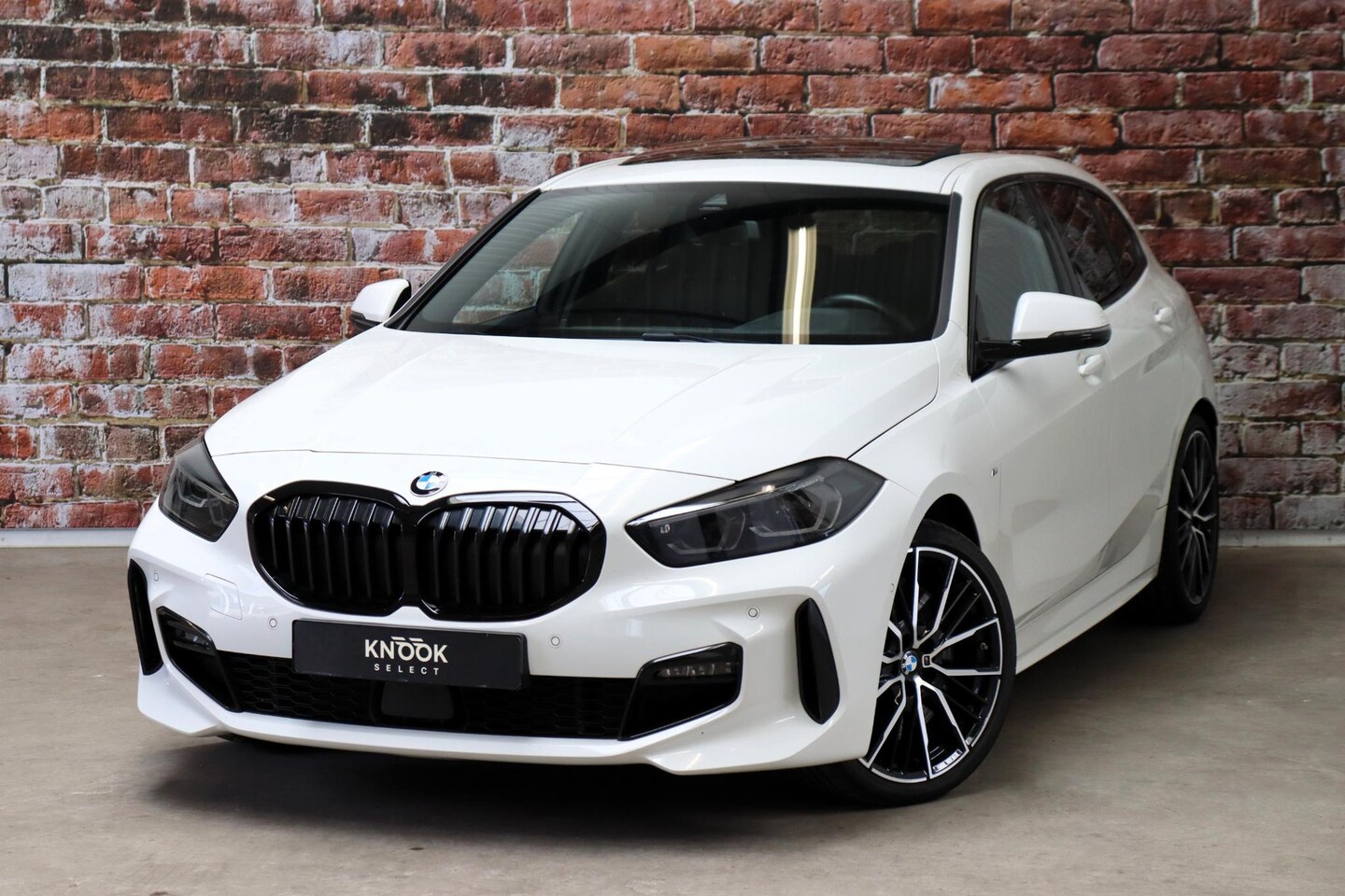 BMW 1-serie - 118i High Executive M Sport Pakket Automaat / Live Cockpit Professional / Panoramadak / Li - AutoWereld.nl
