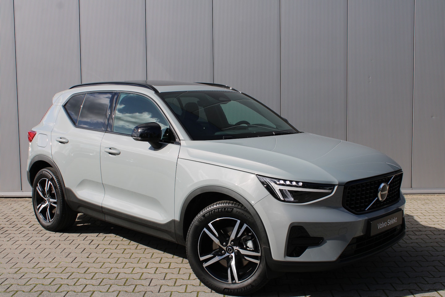 Volvo XC40 - B4 Plus Dark | Trekhaak | Panorama dak | Alcantara bekleding | Lounge pakket - AutoWereld.nl