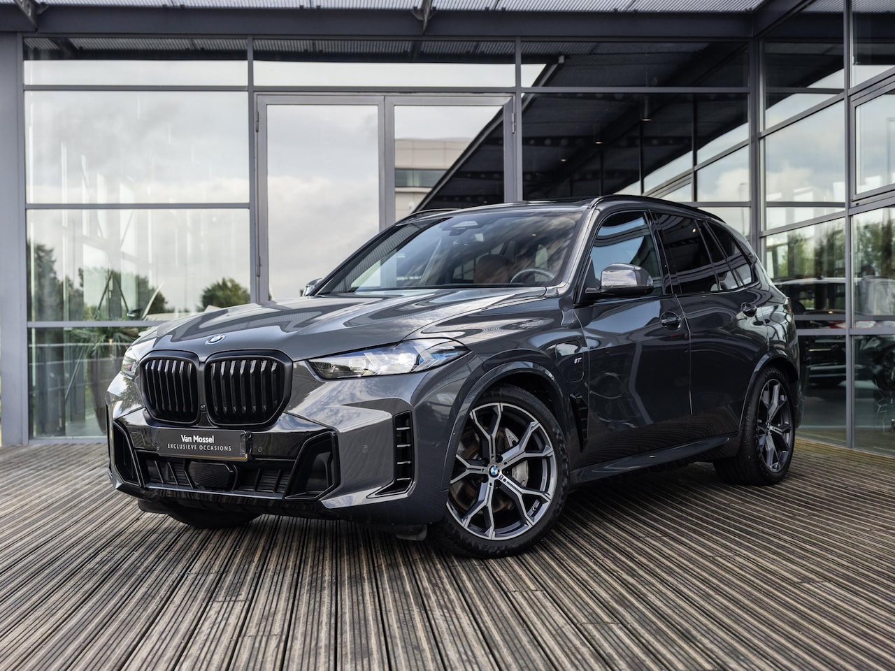 BMW X5 - xDrive50e | DRAVITGRAU | ACHTERAS BESTURING | PANORAMADAK | TREKHAAK | SOFTCLOSE | STOELVE - AutoWereld.nl