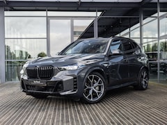 BMW X5 - xDrive50e | DRAVITGRAU | ACHTERAS BESTURING | PANORAMADAK | TREKHAAK | SOFTCLOSE | STOELVE