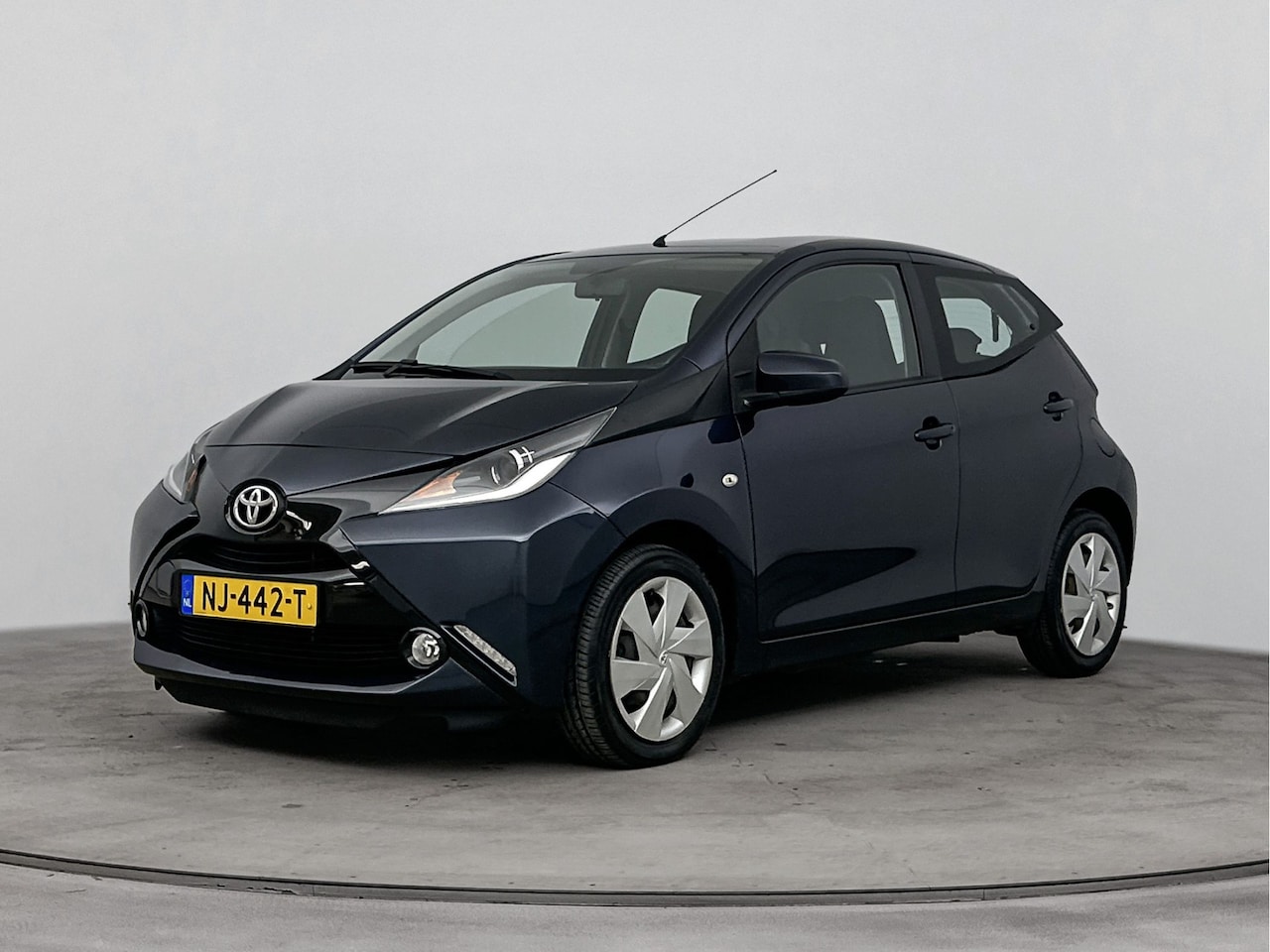 Toyota Aygo - 1.0 VVT-i x-play | Parkeercamera | Airco | Metallic Lak | *** - AutoWereld.nl