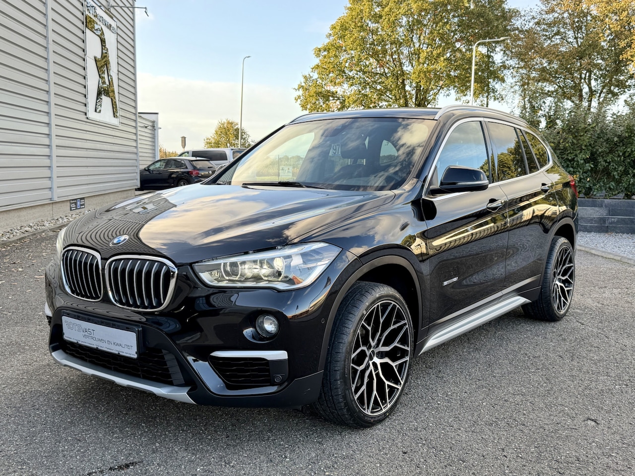 BMW X1 - sDrive18i Executive Navi|Leer|LED|PDC|Cruis Zwart! - AutoWereld.nl