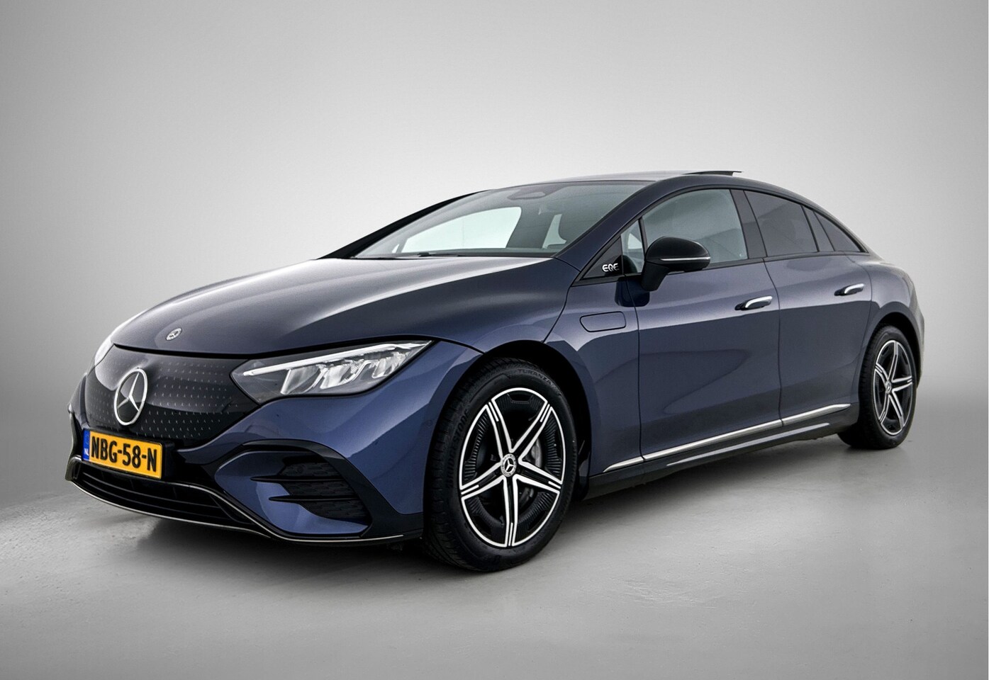 Mercedes-Benz EQE - 300 AMG 90 kWh AMG Line | Night Pakket | Panorama Schuif-Kanteldak | Alarm | Sfeerverlicht - AutoWereld.nl