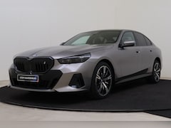 BMW i5 - eDrive40 M Sport / Panoramadak / Trekhaak / M Multifunctionele Stoelen / Adaptieve LED / P