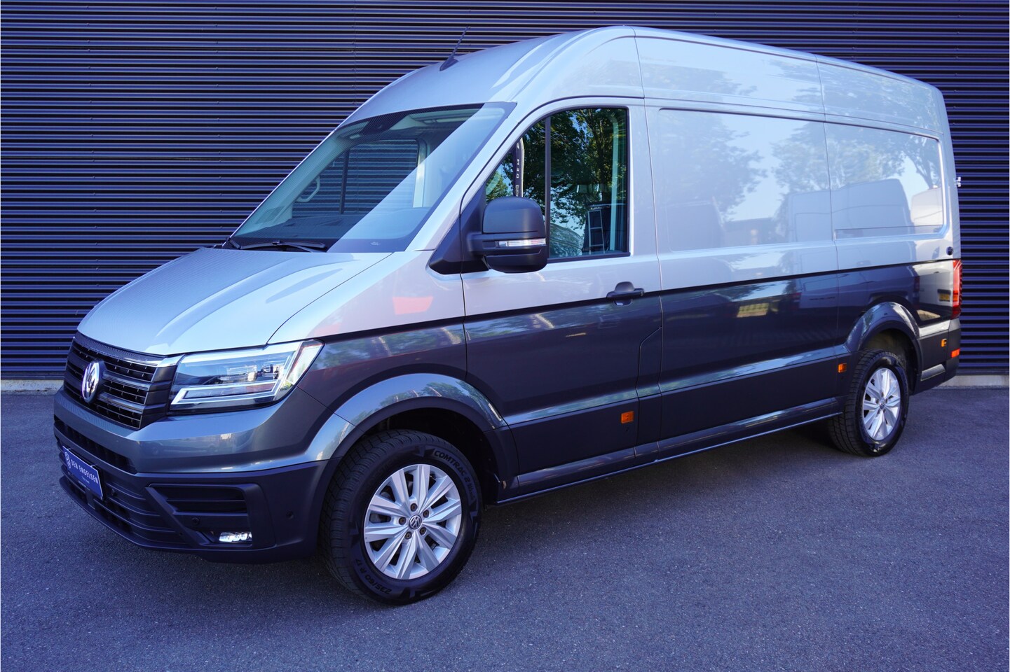 Volkswagen Crafter - 180pk Automaat L3H3/L2H2 Two-Tone LED Navigatie Apple carplay Parkeersensoren Camera Trekh - AutoWereld.nl