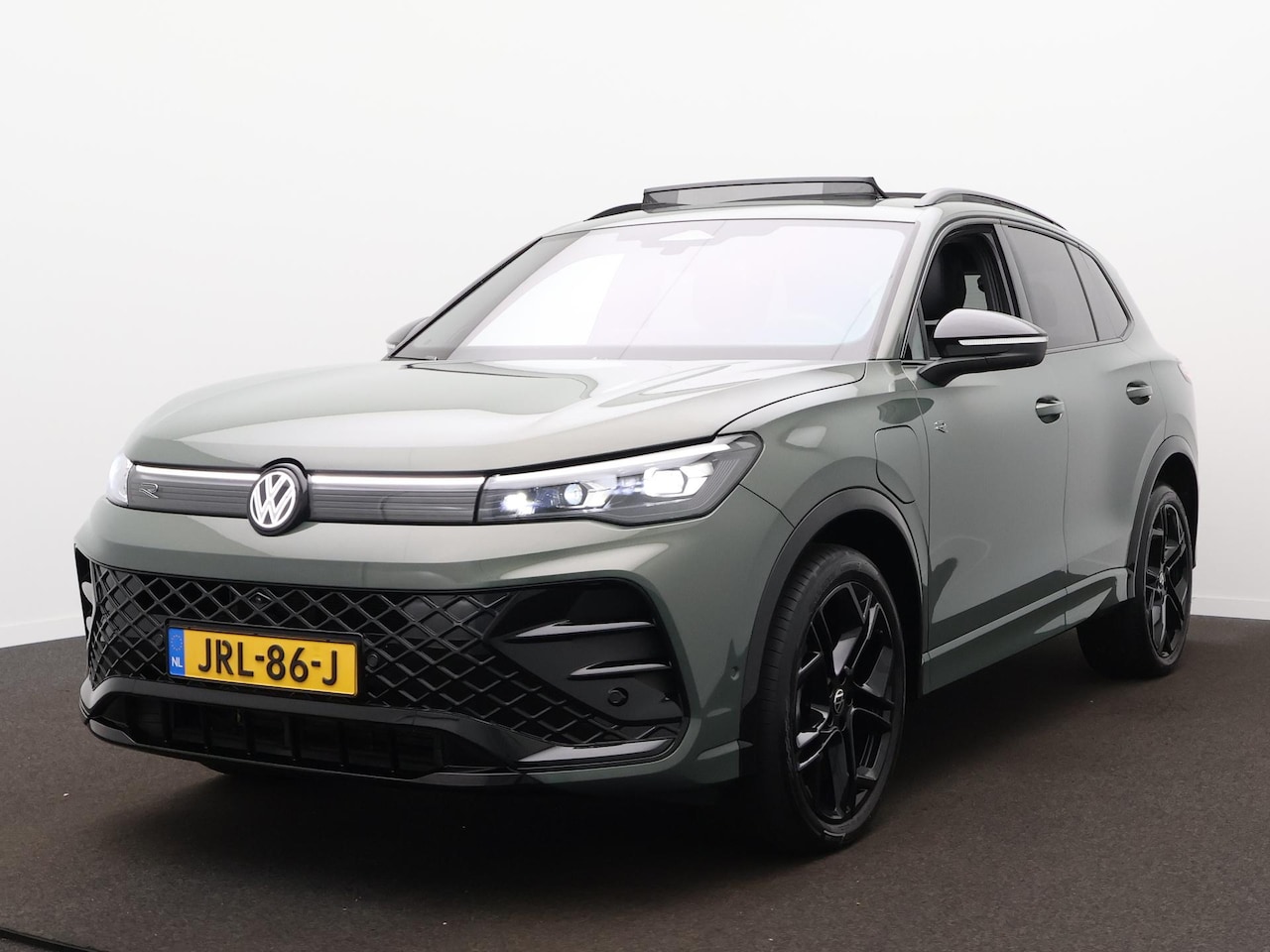 Volkswagen Tiguan - 1.5 eHybrid R-Line Edition | Panodak | Elek. Stoelen | 360 Camera | Harman Kardon | Massag - AutoWereld.nl