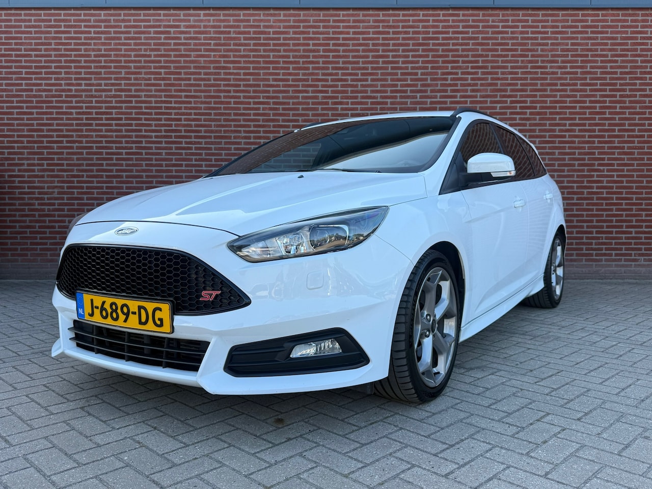 Ford Focus Wagon - 2.0 ST / Navi / Xenon / Recaro / Nette Auto - AutoWereld.nl