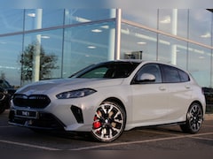 BMW 1-serie - 120 M Sport Automaat / Sportstoelen / Achteruitrijcamera / M Adaptief onderstel / Comfort