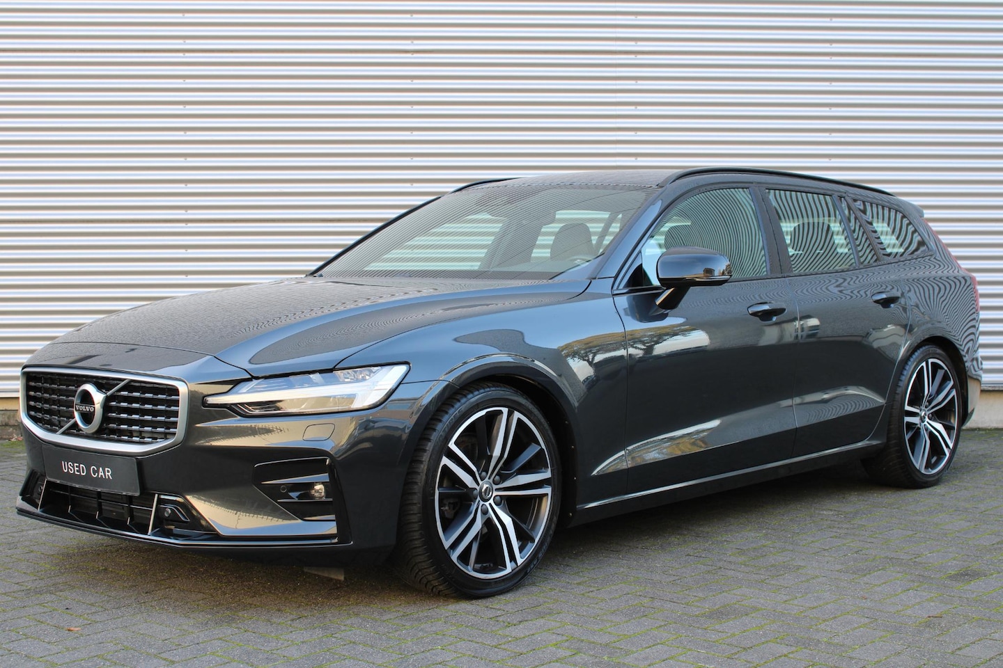 Volvo V60 - 2.0 T4 R-Design | Trekhaak | 19-Inch Lichtmetalen Velgen | Sportchassis | Elektrisch Verst - AutoWereld.nl