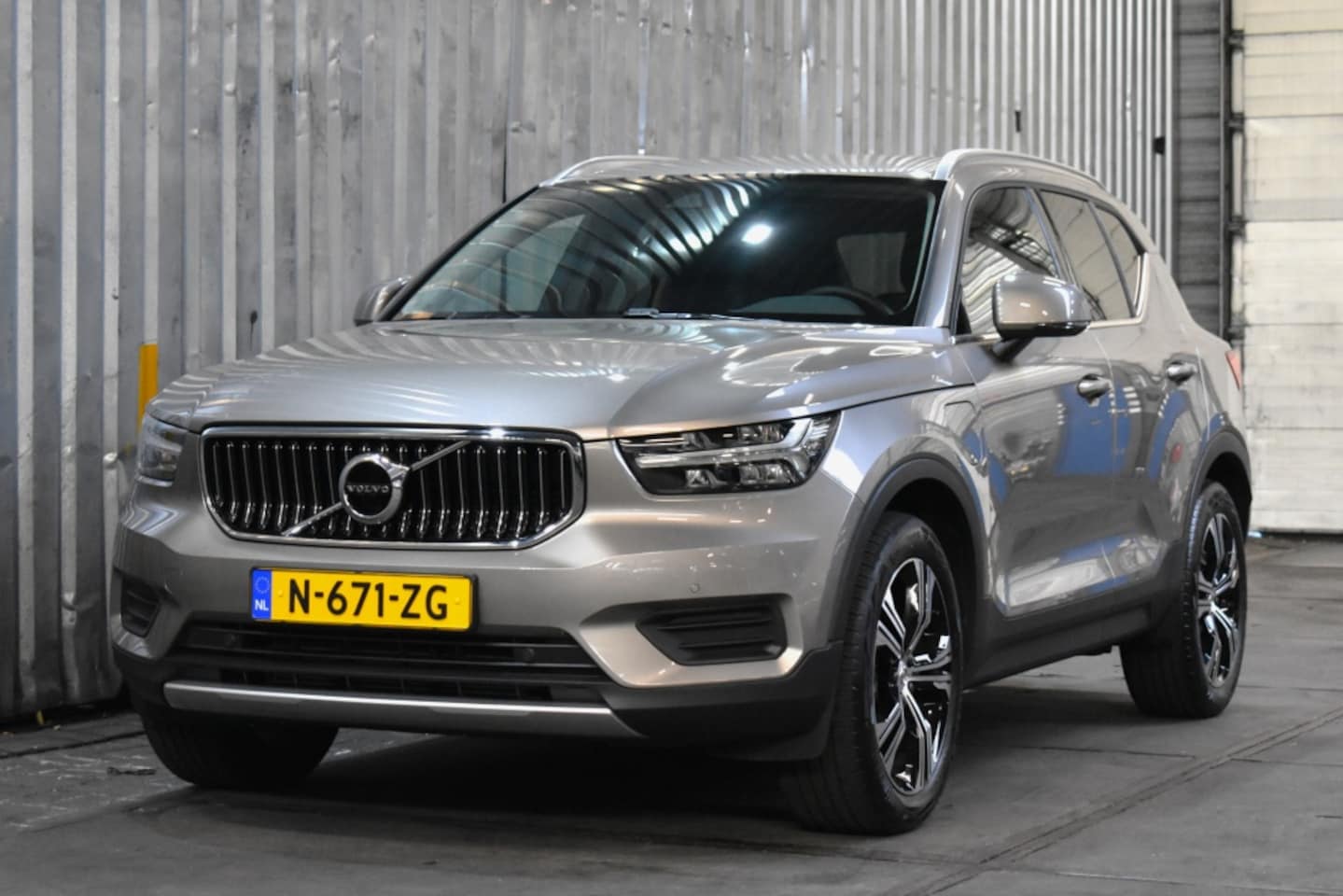Volvo XC40 - T4 211pk [Plug-In] Inscription | Trekhaak | Leder | BLIS | Adaptieve Cruise | - AutoWereld.nl