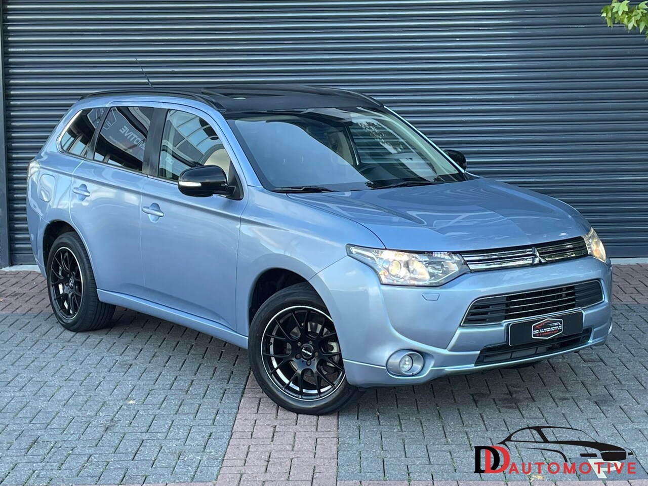 Mitsubishi Outlander - 2.0 PHEV Instyle+ Schuifdak | Trekhaak | Camera | Acc | Leder - AutoWereld.nl