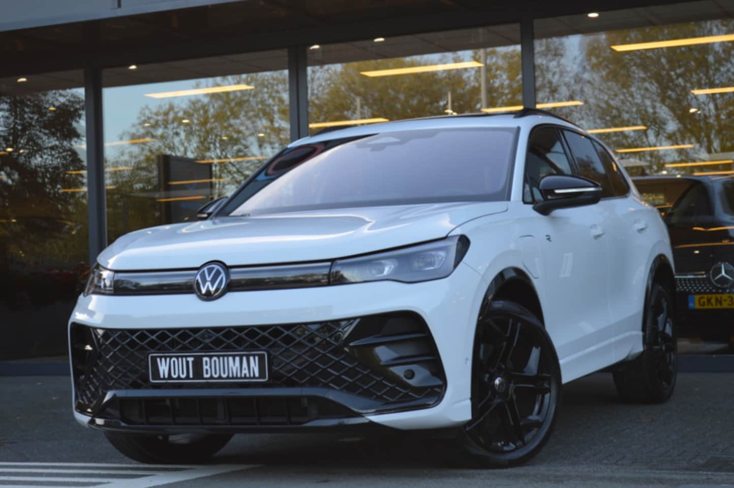 Volkswagen Tiguan - 1.5 eHybrid R-Line IQ Leder Panorama Memory Massage H/K Trekhaak Pdc - AutoWereld.nl