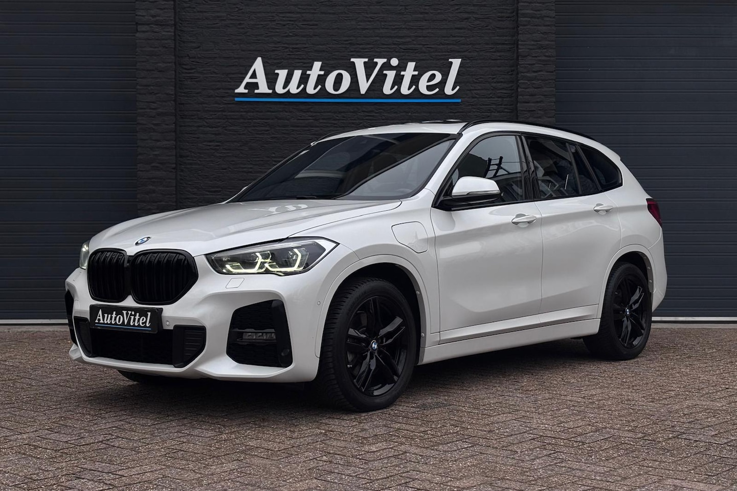 BMW X1 - xDrive25e M-sport | Panodak | Head-Up | Adaptive Cruise | Camera | Comfort Access - AutoWereld.nl