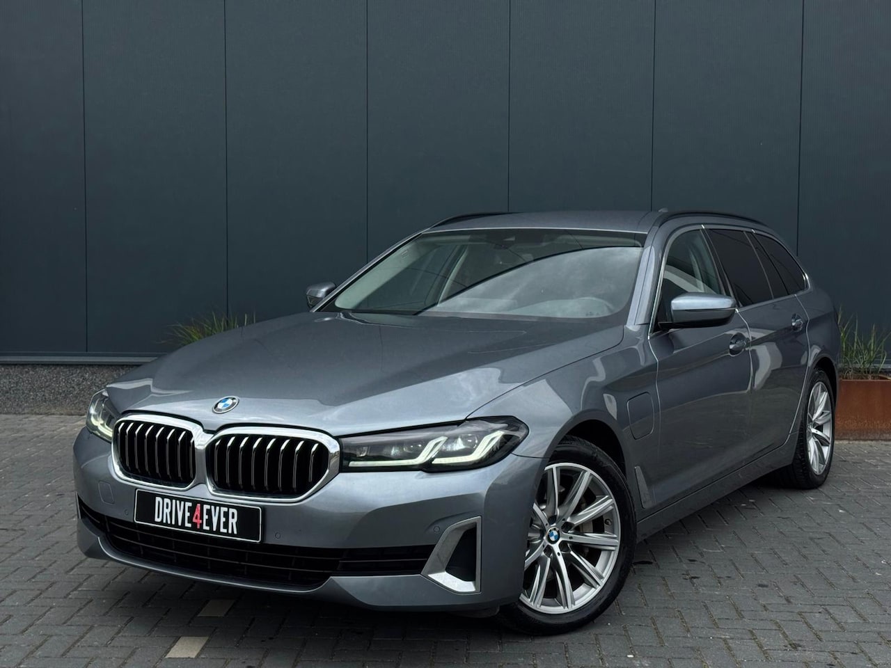 BMW 5-serie Touring - 530e High Executive NAVI | LEDER | LED | CRUISE CONTROL | SPORTVELGEN - AutoWereld.nl