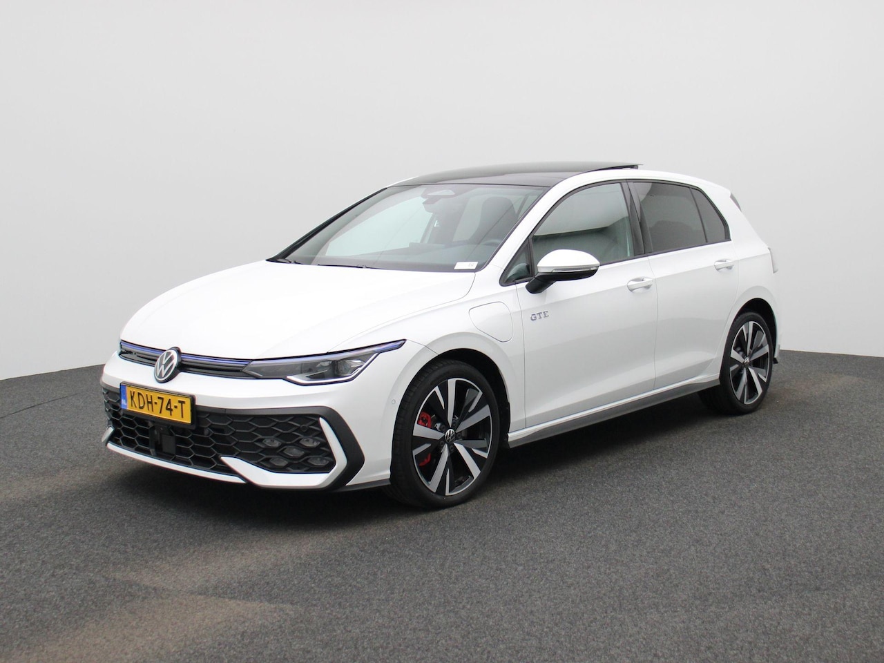 Volkswagen Golf - 1.5 eHybrid GTE 272 PK| Origineel Nederlands | 1e Eigenaar | Panoramadak | Trekhaak | 360 - AutoWereld.nl