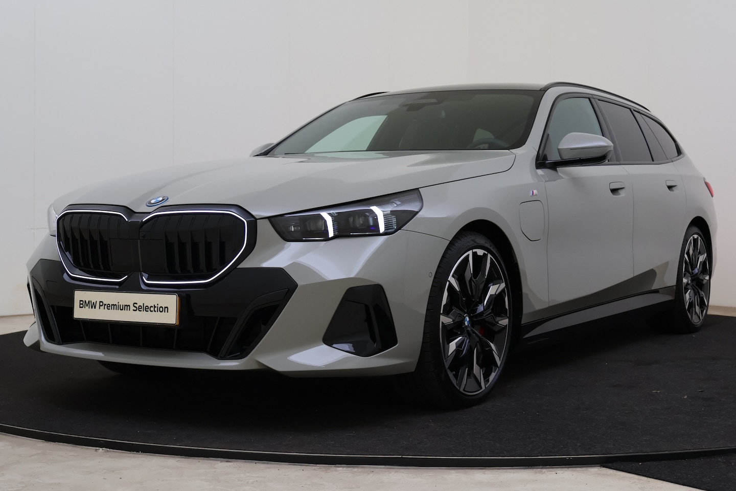 BMW 5-serie Touring - 550e xDrive M Sport Automaat / Trekhaak  / Panoramadak / Comfort Access / Bowers & Wilkins - AutoWereld.nl