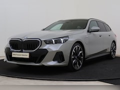 BMW 5-serie Touring - 550e xDrive M Sport Automaat / Trekhaak / Panoramadak / Comfort Access / Bowers & Wilkins