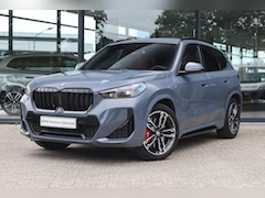 BMW X1 - xDrive23i M Sport Automaat / Panoramadak / Trekhaak / Sportstoelen / Adaptieve LED / M Ada