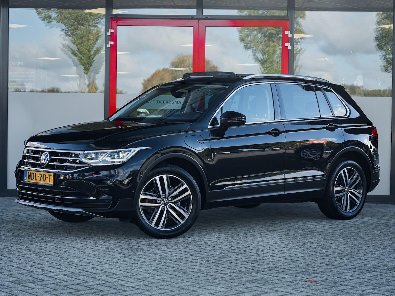 Volkswagen Tiguan - 1.4 TSI eHybrid Elegance | Trekhaak | Panoramadak | Virtual Cockpit | Schuif/Kanteldak | C - AutoWereld.nl