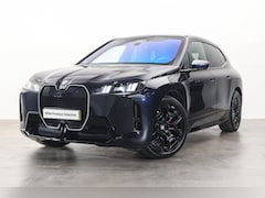 BMW iX - xDrive45 M Sport / Panoramadak Sky Lounge / Trekhaak / M Multifunctionele Stoelen / Soft-C