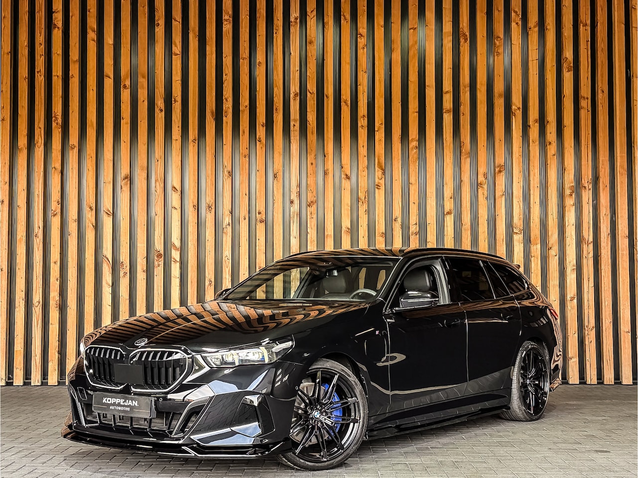 BMW 5-serie Touring - 550e xDrive 490PK M-Sport | BOWER AND WILKINS | 4 WIELBESTURING | PANO | HEAD-UP | STOELVE - AutoWereld.nl