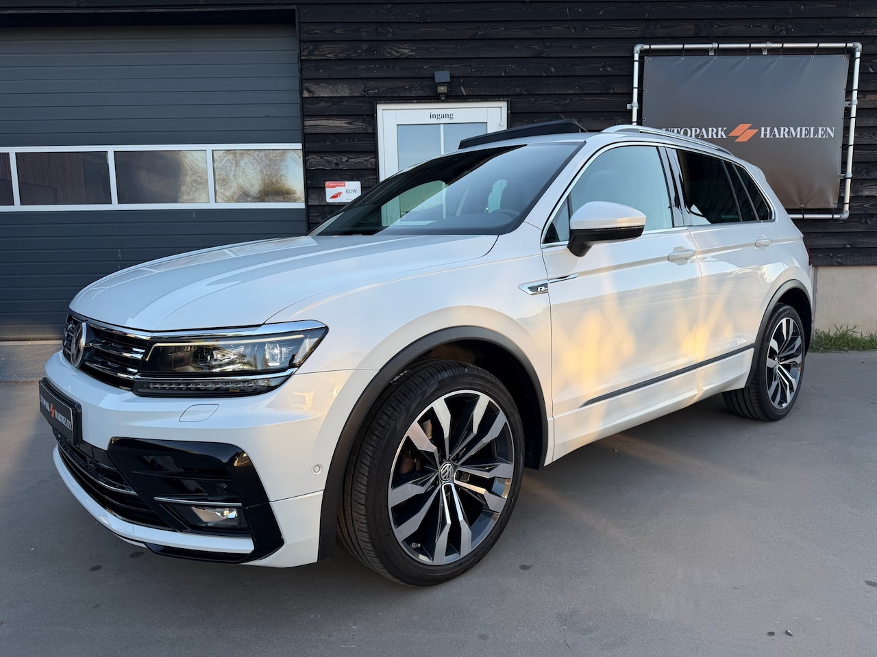 Volkswagen Tiguan - 2.0 TSI 4Motion 3X R Line Pano Virtual Cam - AutoWereld.nl