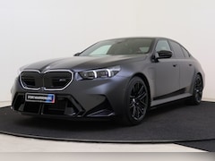 BMW M5 - 5 Serie Automaat / M Drive Professional / Panoramadak / Trekhaak / Bowers & Wilkins / Park