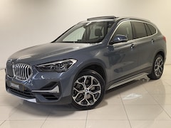 BMW X1 - sDrive20i VDL Nedcar Edition | Panoramadak | Trekhaak | El. achterklep