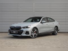 BMW i5 - eDrive40 M Sport / Panoramadak / Achteruitrijcamera / Adaptieve LED / Comfort Access / Sto