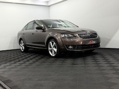 Skoda Octavia - 1.8 TSI Greentech Elegance Clima, Navi, Parkeersensoren, Stoelverwarming, Keyless start, C