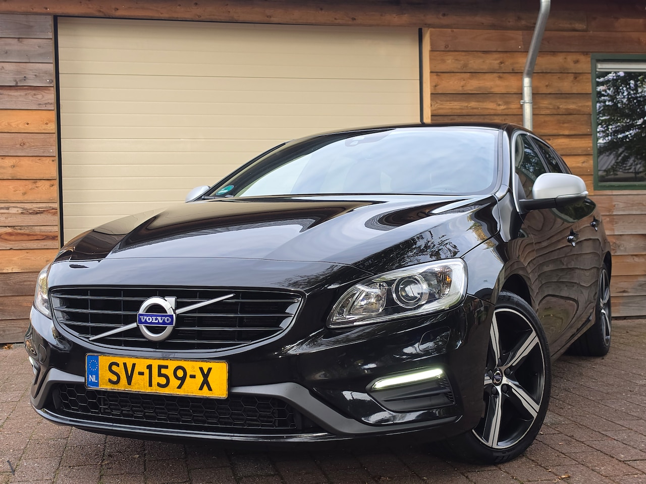 Volvo V60 - 2.0 T4 Business Sport R-Design Climate Trekhaak Xenon NAP - AutoWereld.nl