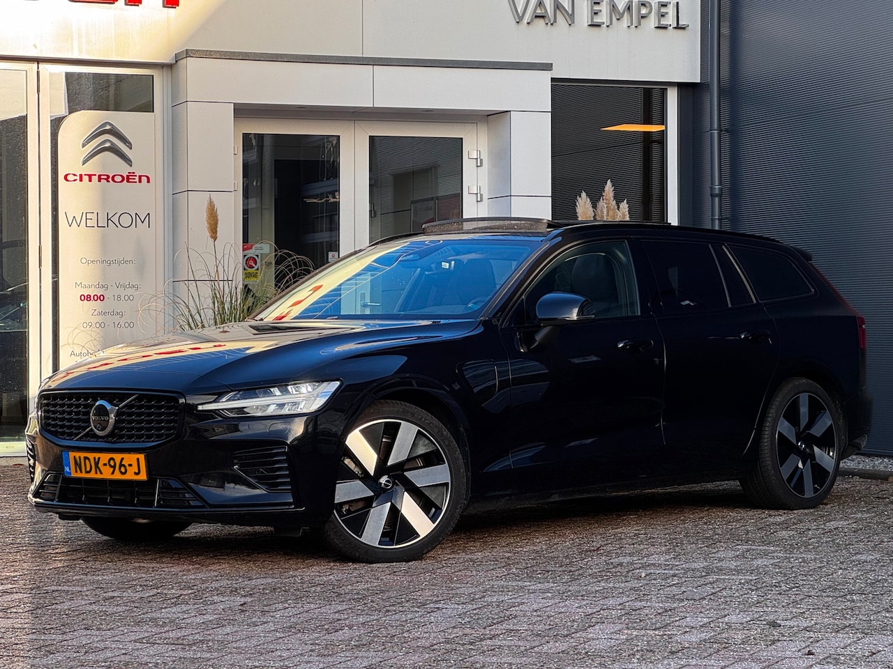 Volvo V60 - 2.0 T6 Plug-in hybrid AWD Ultimate Dark Long Range | 100% SOH | Pano | Leder + Memory | Ha - AutoWereld.nl