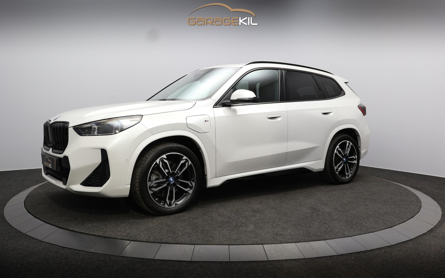 BMW X1 - xDrive25e 1e eigenaar / Harman Kardon / Keyless / Memory / 360 Camera / HUD / Pano dak / L - AutoWereld.nl