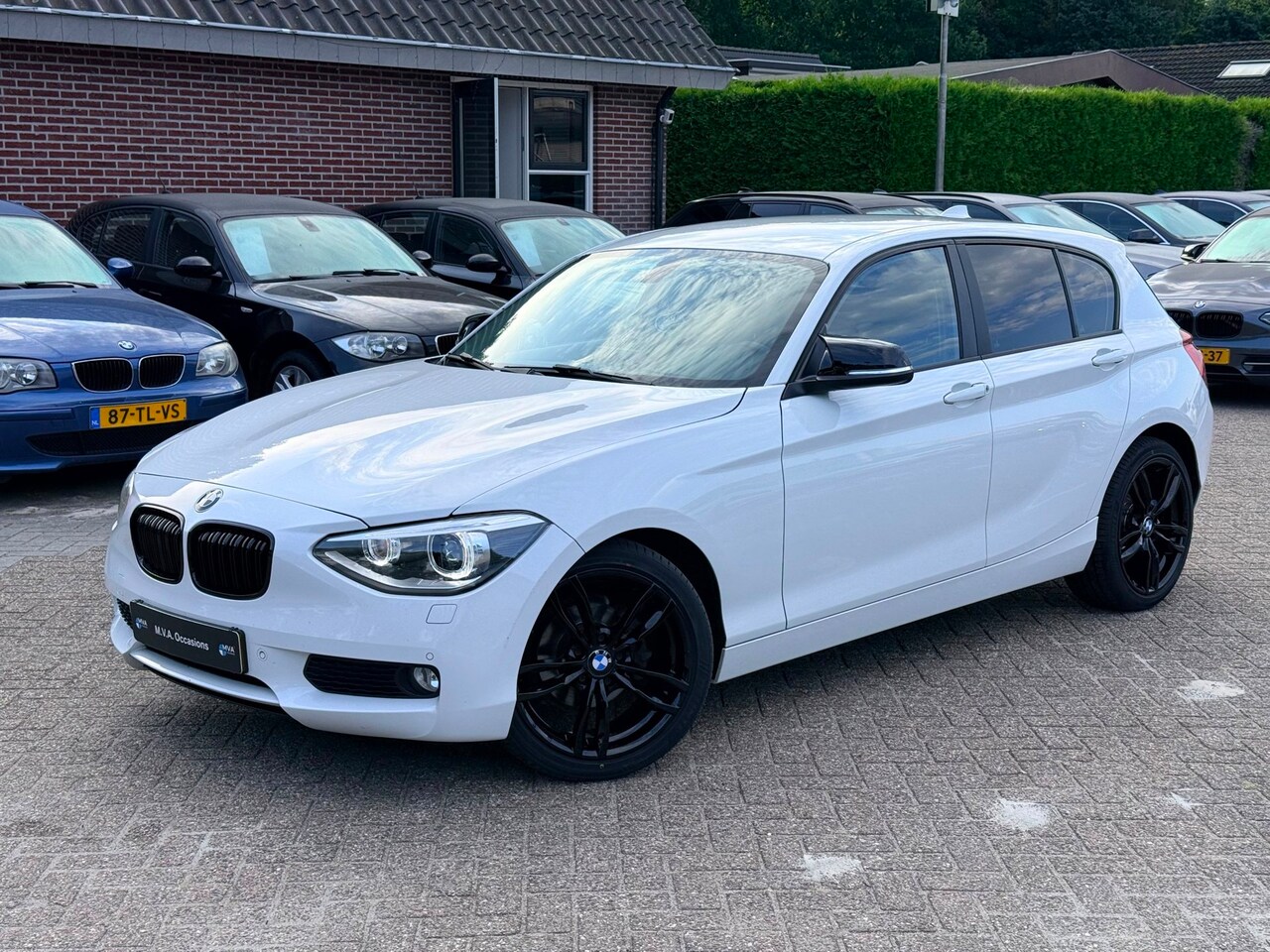 BMW 1-serie - 116i Business+ Automaat|Nieuwe Ketting + Klepseals|Xenon|Pdc V+A|18 inch|Cruise control|Cl - AutoWereld.nl