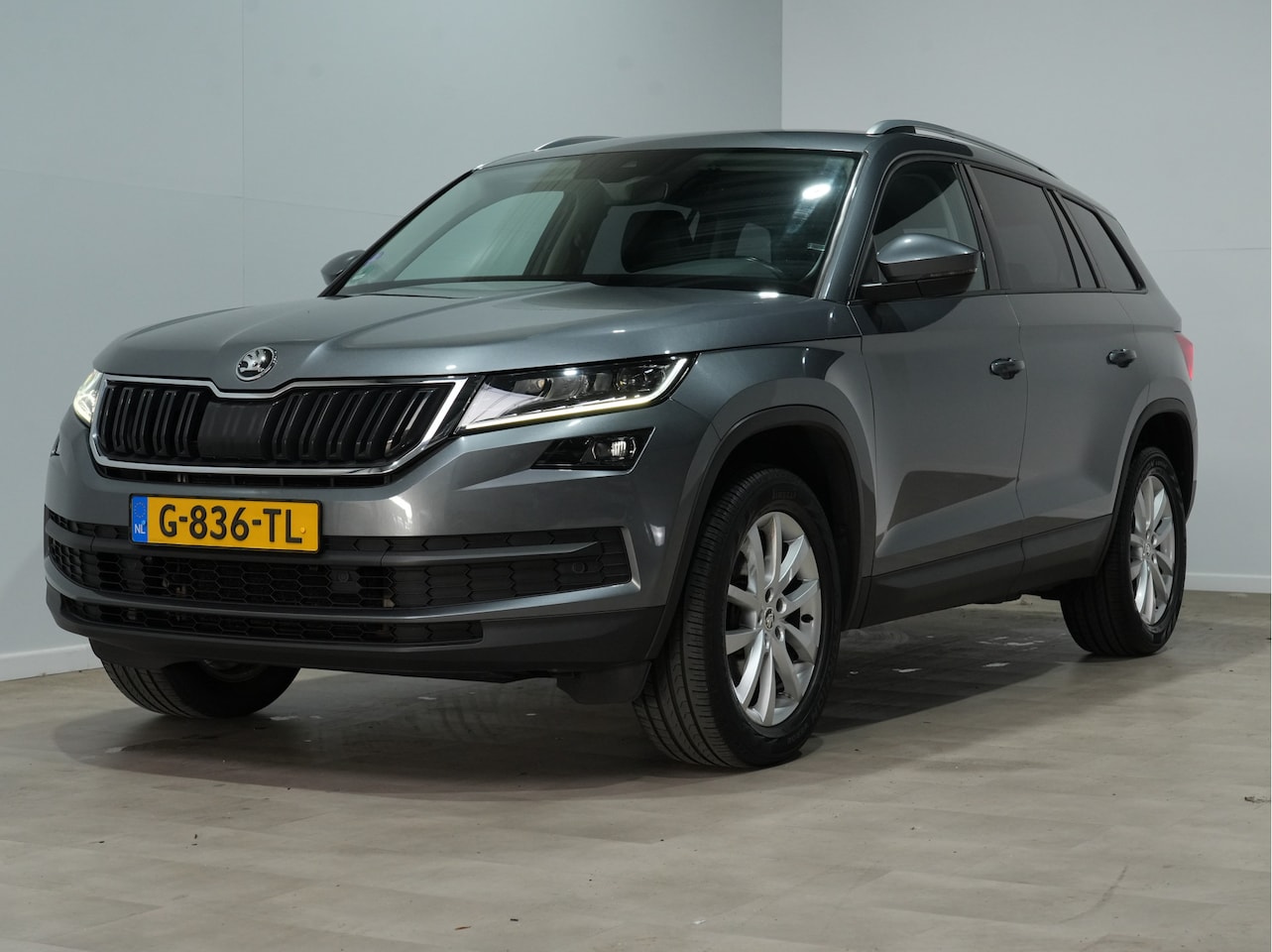 Skoda Kodiaq - 1.5 150pk TSI Limited Business Edition Navigatie / Stoelverwarming / Camera / Trekhaak 1 - AutoWereld.nl