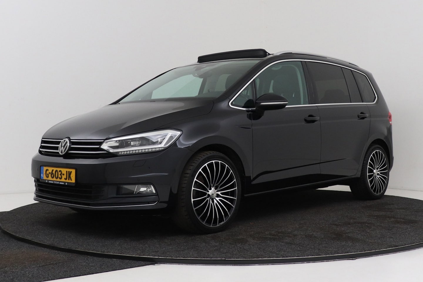 Volkswagen Touran - 1.5 TSI Highline Business R 7p | Trekhaak | Panoramadak | Stoelverwarming | LED | Camera | - AutoWereld.nl