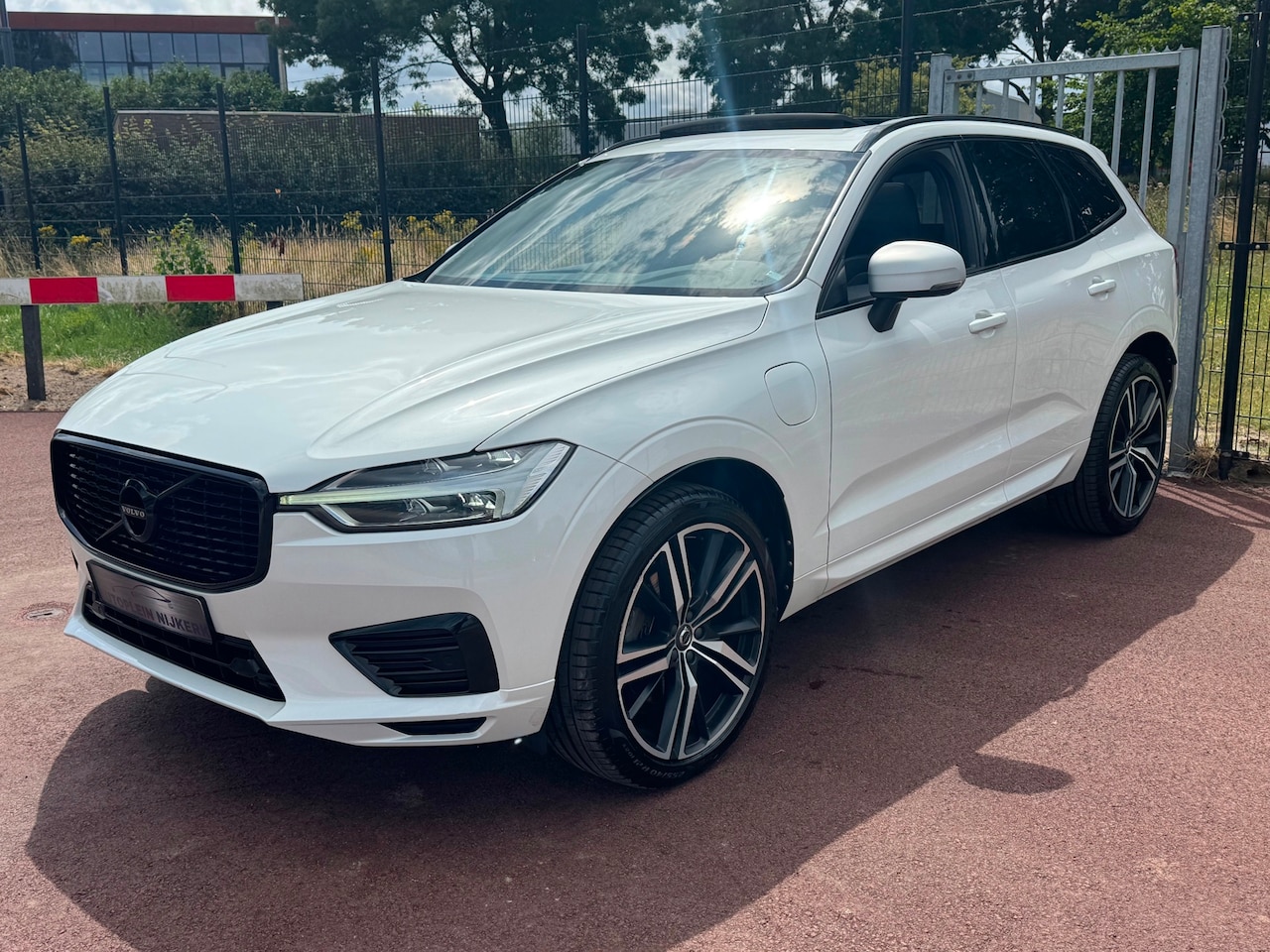 Volvo XC60 - 2.0 T8 Twin Engine AWD R-Design Panodak Luchtvering LED 21inch - AutoWereld.nl
