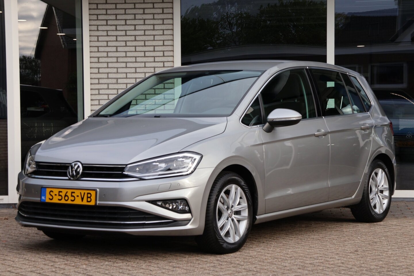 Volkswagen Golf Sportsvan - 1.5 TSI Highline AUTOMAAT Leer Trekhaak Carplay - AutoWereld.nl