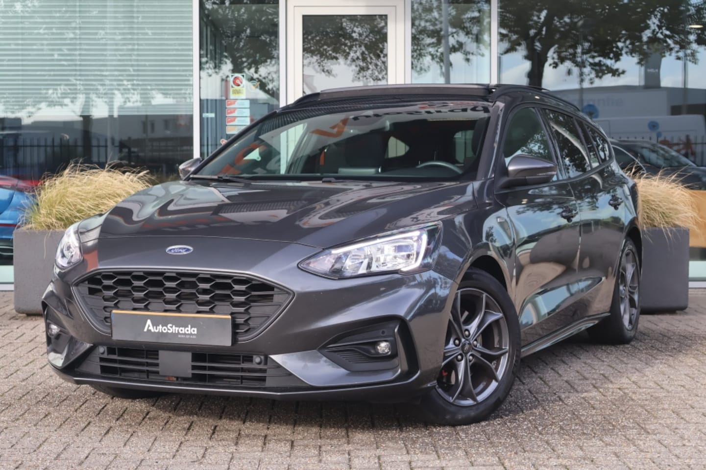 Ford Focus Wagon - 1.0 EcoBoost 125pk ST Line X Business | Pano | Camera | B&O | Climate | Keyless - AutoWereld.nl