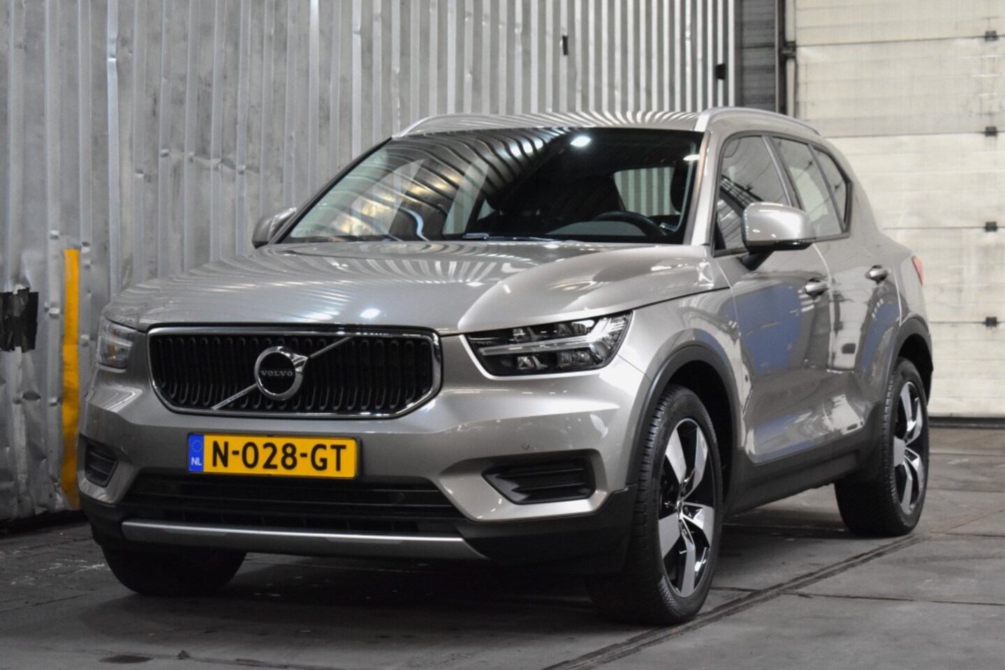 Volvo XC40 - T2 129PK Momentum Business | Adaptieve Cruise | Allseasons | Automaat | - AutoWereld.nl