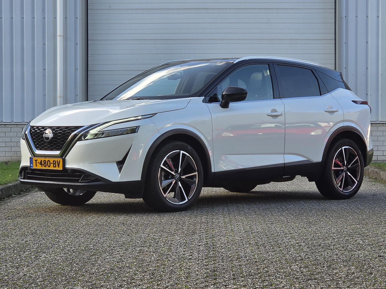 Nissan Qashqai - 1.3 MHEV Tekna / Trekhaak/ Panoramadak / All Season Banden / Navigatie / Elektrische Koffe - AutoWereld.nl
