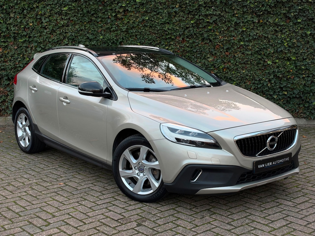 Volvo V40 Cross Country - 2.0 D3 Nordic+ | Leder | Pano | Camera | Memory - AutoWereld.nl