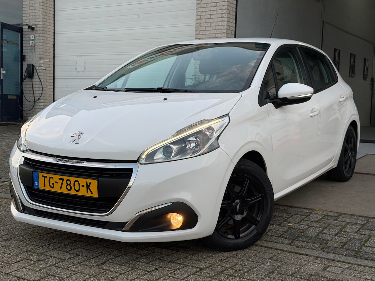 Peugeot 208 - 1.2 PureTech Blue Lion/ nap/ 2e EIG/ goed onderhouden/ 1jaar APK/ zeer nette auto. - AutoWereld.nl