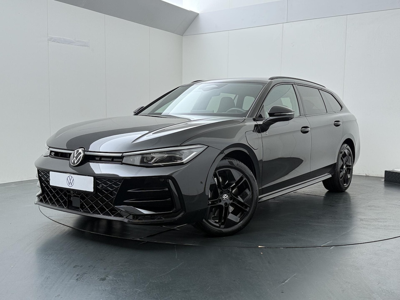 Volkswagen Passat Variant - 1.5 eHybrid R-Line Edition | 272 PK | SoH 100% | Trekhaak wegklapbaar | Adaptive Cruise Co - AutoWereld.nl
