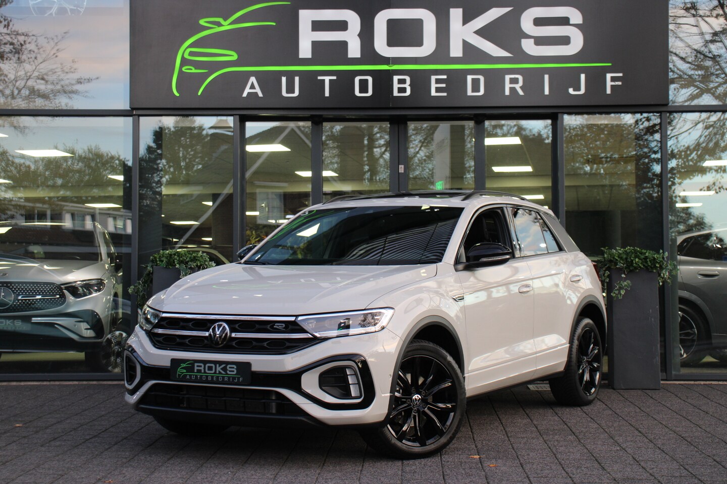 Volkswagen T-Roc - 1.5 TSI R-Line Business Black Style KeylessTrekhaak/Panoramadak - AutoWereld.nl